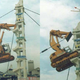 Illustration for article titled Hydraulic Excavator Used to Climb Column Leaves Us Completely Baffled